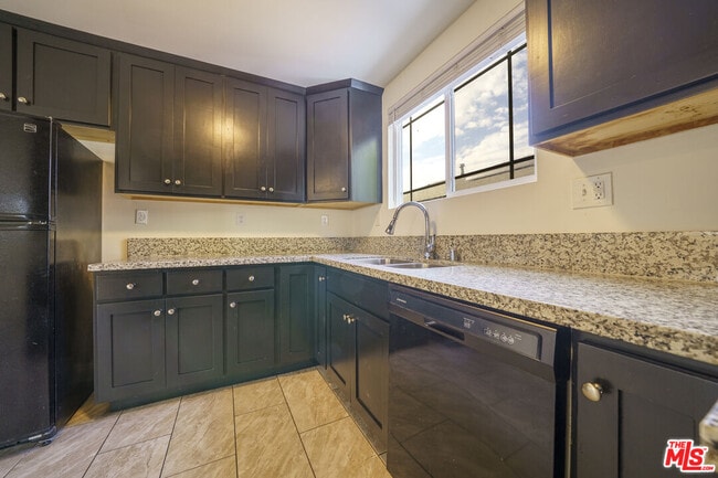 Building Photo - 154 E 84th Pl