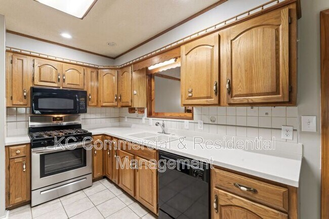 Building Photo - 7809 NE San Rafael Dr