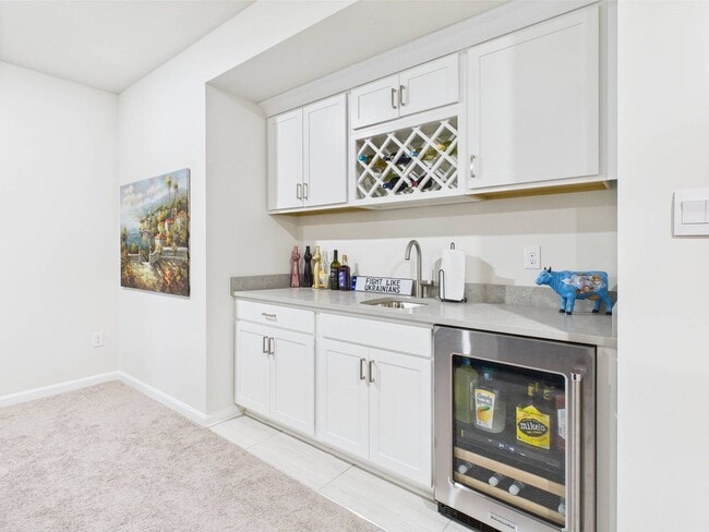 Building Photo - Stunning 5 Bedroom 4.5 Bathroom Located in...