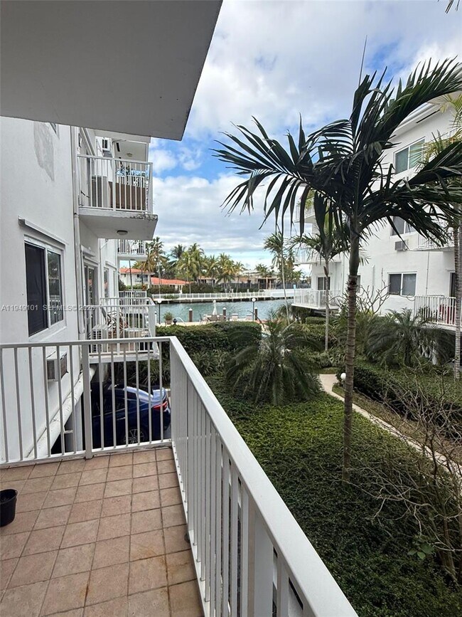 Building Photo - 10250 W Bay Harbor Dr