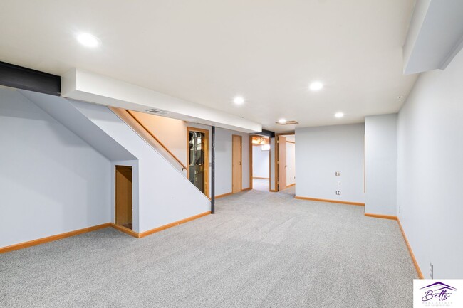 Building Photo - RENTAL PENDING