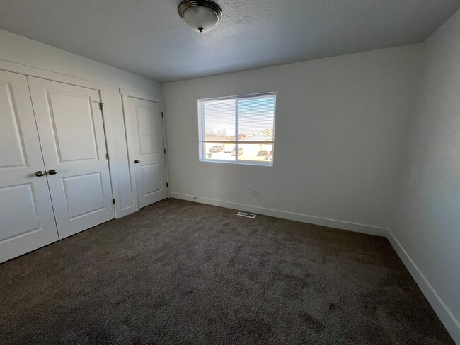 Building Photo - Brand NEW Cedar City Townhome! 6 month lea...