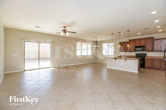 Building Photo - 635 W Desert Hills Dr