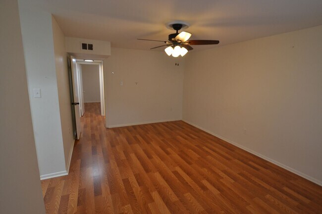 Building Photo - Newly updated, 2 bedroom, 2 bath Condo at Westdale Club Condos