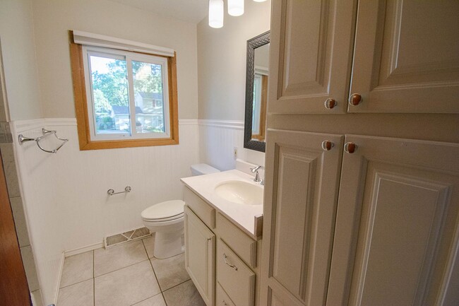 Building Photo - 3bed 2bath Available For Rent in Easy Access Area!