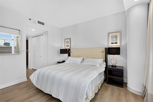 Building Photo - 1395 Brickell Ave