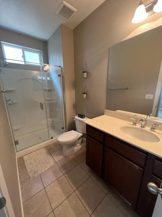 Building Photo - Newer Home within Red Hawk Golf Community!