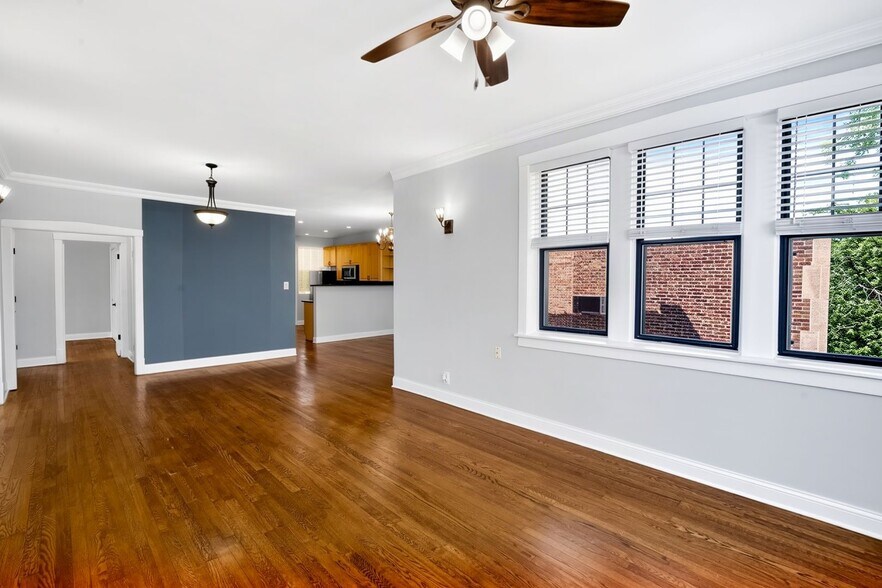 Building Photo - 7616 N Eastlake Ter