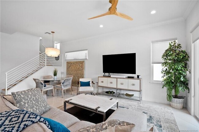 Building Photo - 521 SW Ocean Blvd