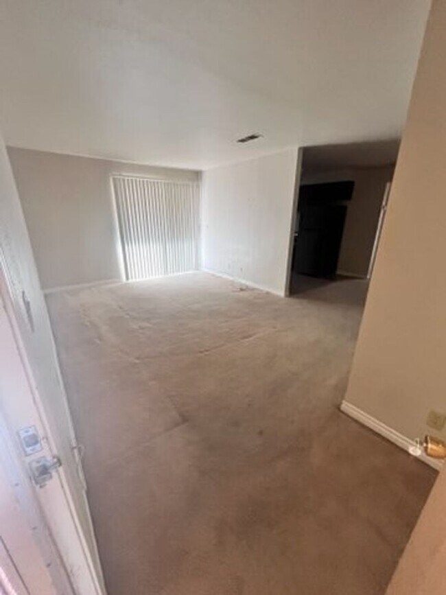 Building Photo - One Bed Condo in Southwest
