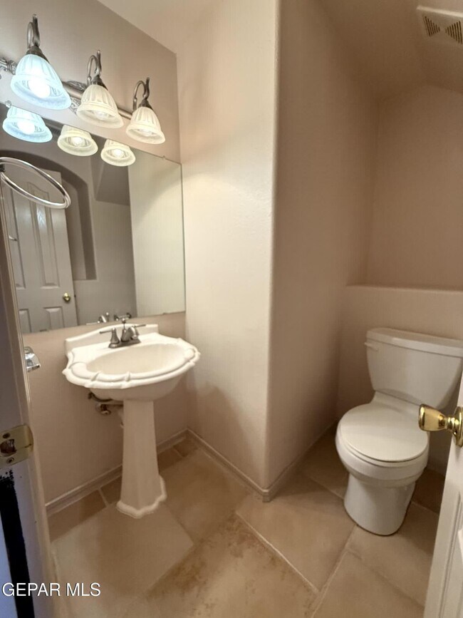 Building Photo - 317 Zenith Dr