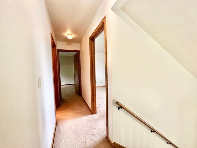Building Photo - Spacious Pewaukee Townhome