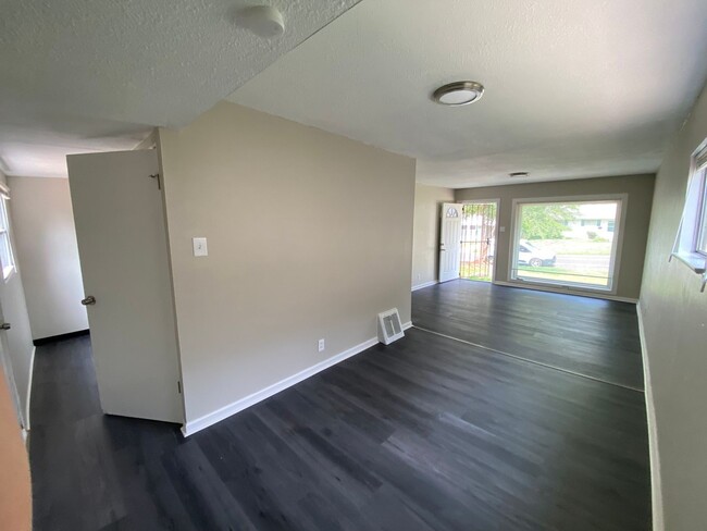 Building Photo - 10648 Spring Garden Dr