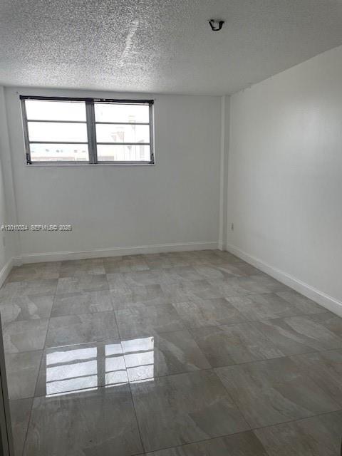 Building Photo - 16450 Miami Dr