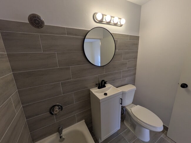 Building Photo - Spacious 3BR / 2BA Condo in Buffalo Grove private balcony, fireplace - Rent includes Heat,  Water...