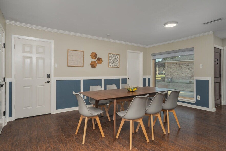 Building Photo - 7809 Claremont Dr