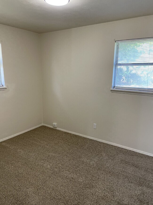 Building Photo - 3 Bedroom in Bethany