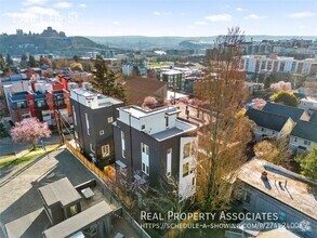 Building Photo - Squire Park Townhome