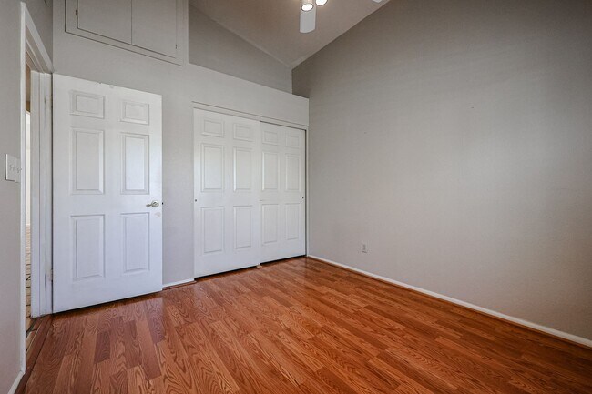 Building Photo - Welcome to this stunning 4 bedroom, 2 bath...