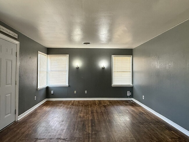 Building Photo - Steps from Beautiful  Park, Bonus Room & Central Lubbock Living!