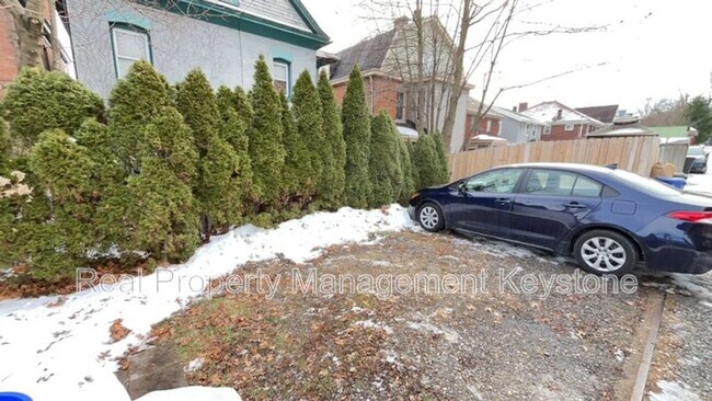 Building Photo - 923 Chislett St