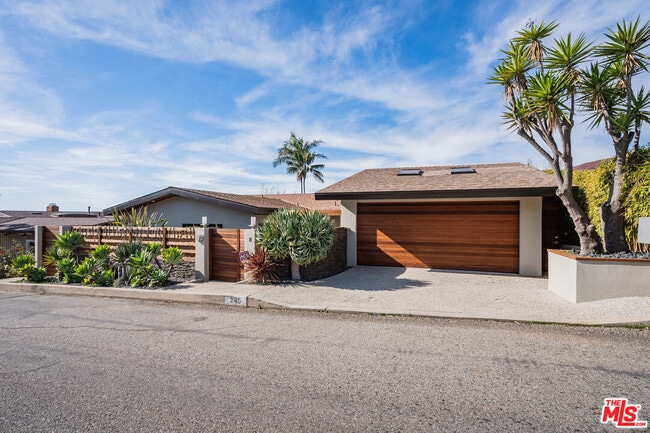 Building Photo - 245 Tranquillo Rd