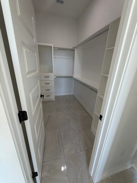 Building Photo - 4410 Escondido Ln S