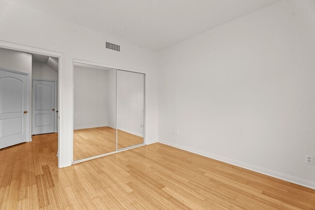 Building Photo - Spacious 2-Bed Townhome with Private Rooft...