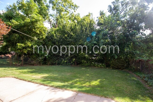 Building Photo - Spacious 4 Bed 2 Bath Home!