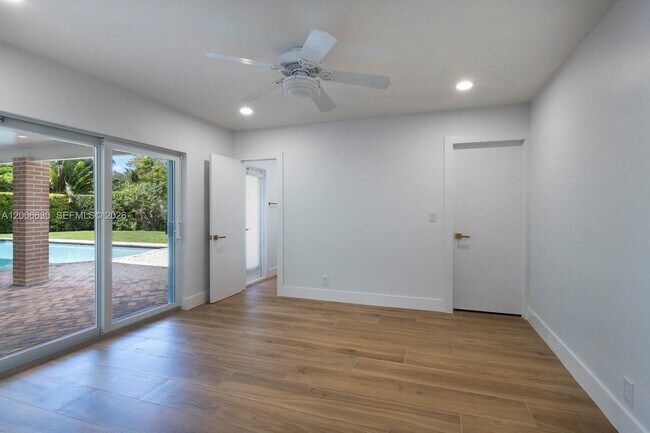 Building Photo - 13050 SW 71st Ave