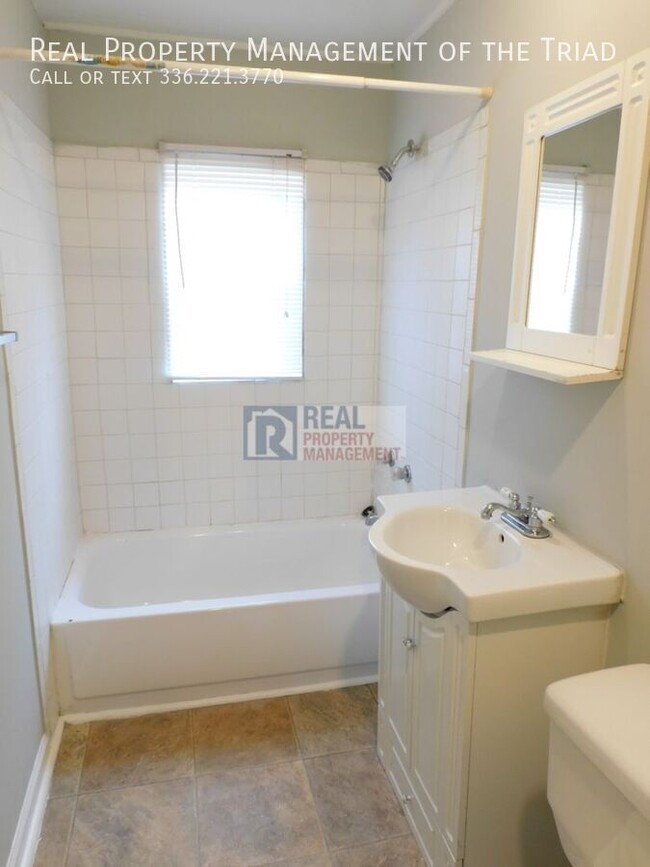 Building Photo - *Move In Special*  1 Bedroom/1 Bathroom Ap...