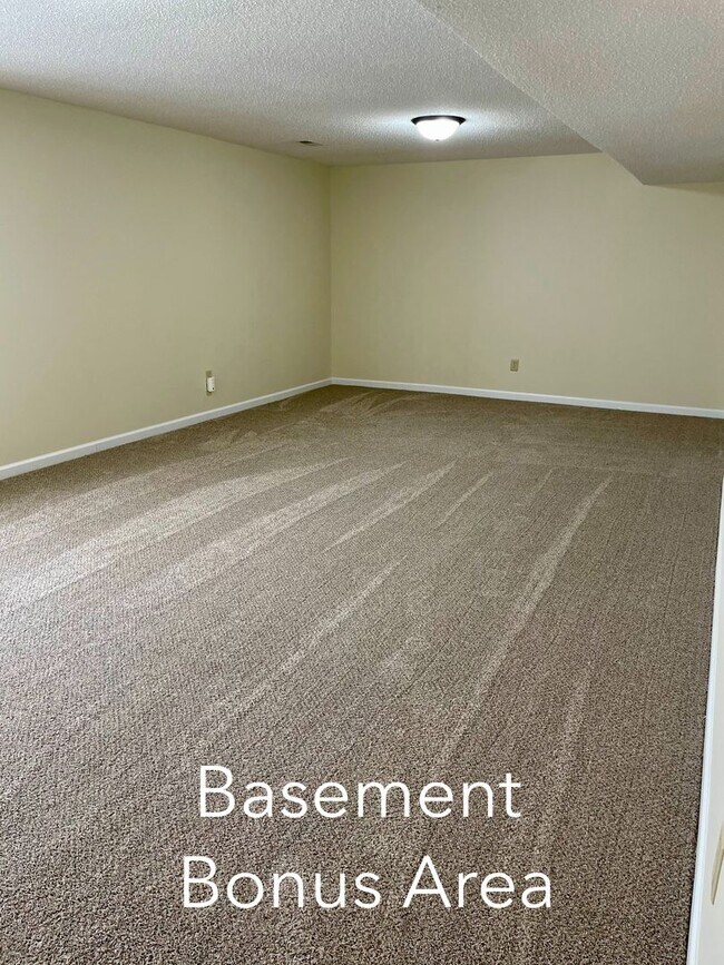 Building Photo - 720 Deerfield Cir