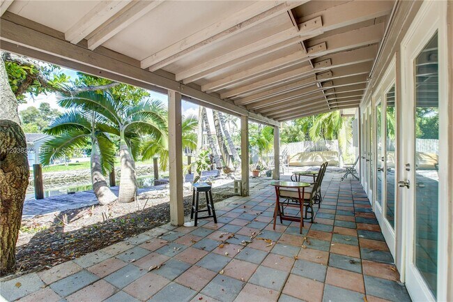 Building Photo - 616 SW 11th Ct
