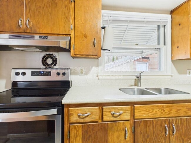 Building Photo - 47 Beaconsdale Ln