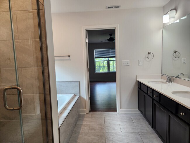 Building Photo - 16613 Rockcrest View Ln