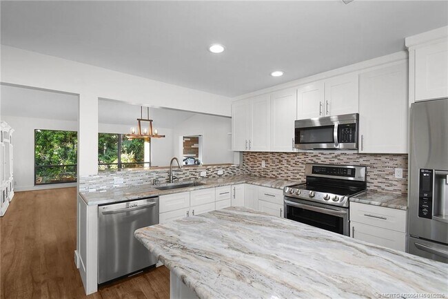 Building Photo - 2225 SW Creekside Dr