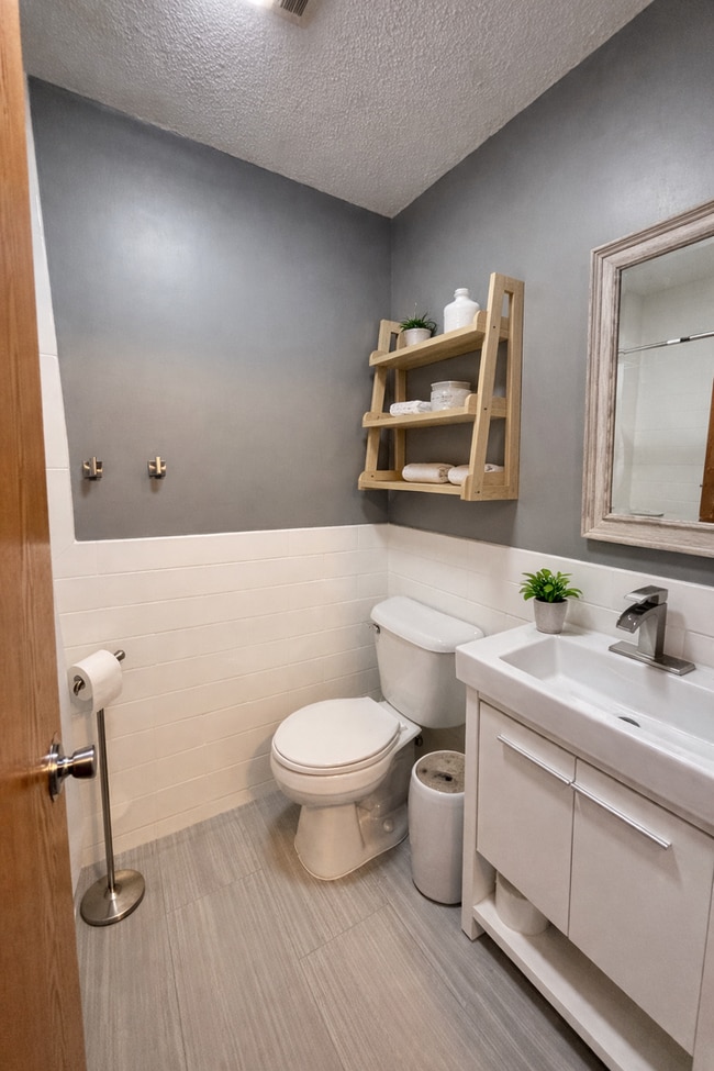 Building Photo - Stunning 4bed 2bath Home, With a Fully Fenced Yard.