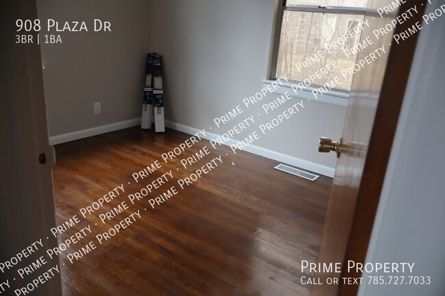 Building Photo - 908 Plaza Dr