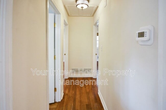 Building Photo - 317 Eureka Dr NE