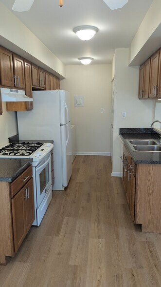 Building Photo - 10S442 Echo Ln