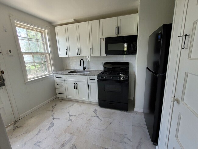 Building Photo - 3 bedroom house York