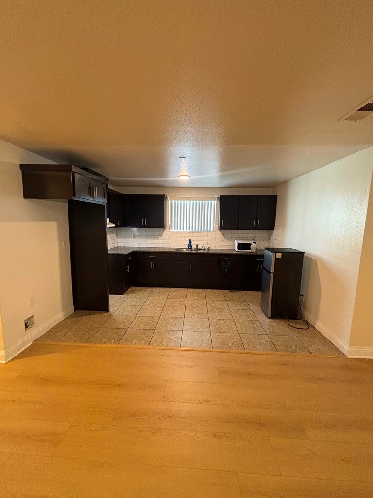 Building Photo - 1029 W 65th Pl