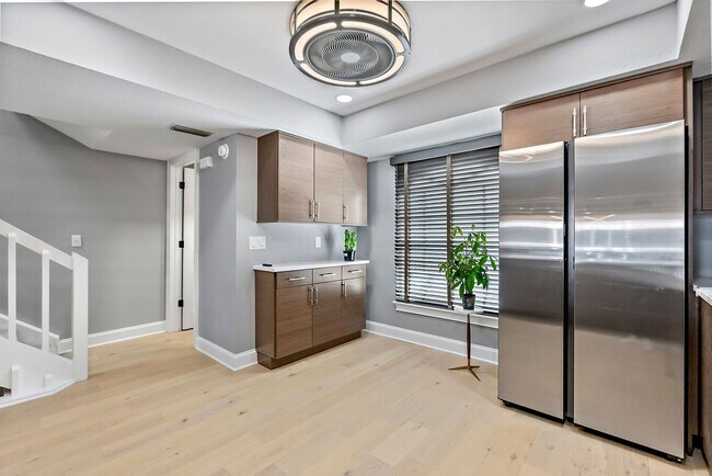 Building Photo - Impeccably Furnished Annual Rental Townhom...