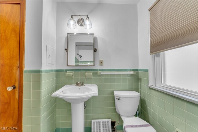 Building Photo - 25731 Farringdon Ave