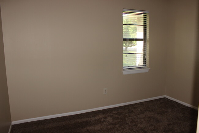 Building Photo - Duplex in Park Hill School District