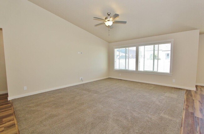 Building Photo - 4044 Queen Anne Dr