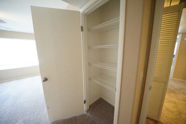 Building Photo - Beautiful 2 bed 2 bath upstairs unit in gated community.