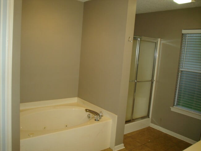 Building Photo - QUESTIONS PLEASE CONTACT Peggy Goodman 501...