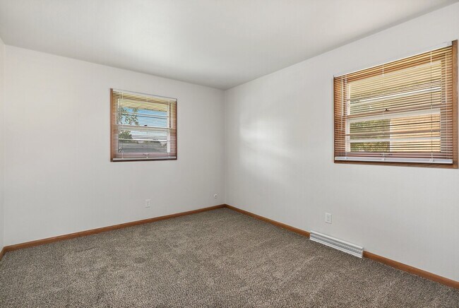Building Photo - 562 N. Mulford