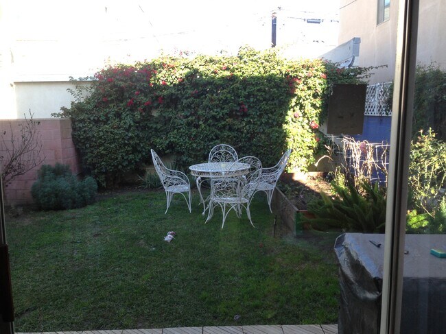 Private enclosed back yard with doggie door off of Primary bedroom. - 33 Paloma Ave